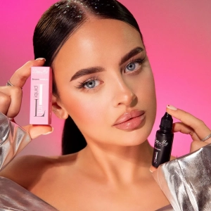 Płynna Farba do brwi Liquid Tint Pimp My Brows twarz modelki