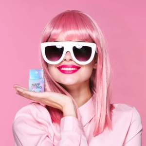 Nić do geometrii i stylizacji brwi LoveLash z modelką