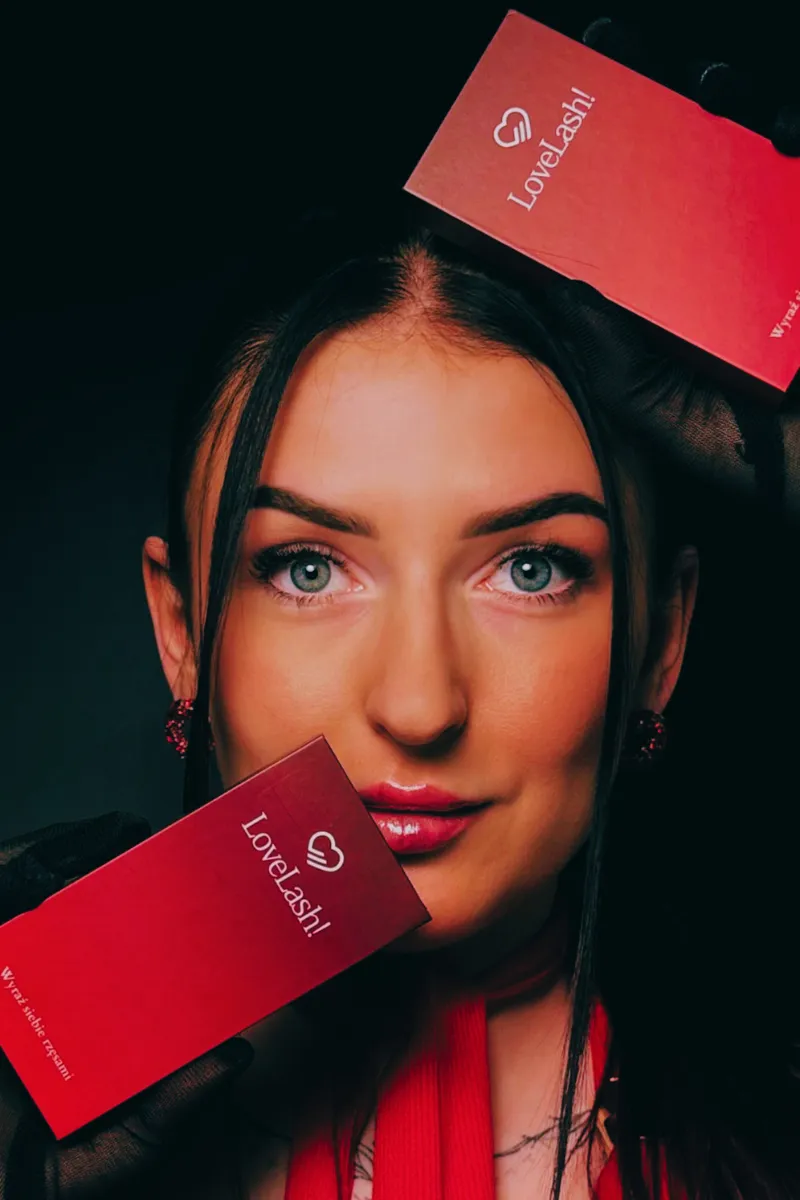 Piękna kobieta z rzęsami LoveLash